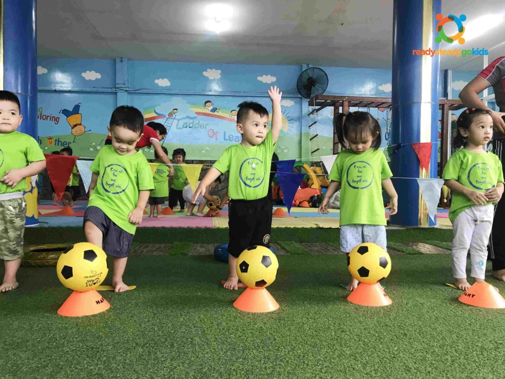 Môn bóng đá - Kỹ năng sút phóng của các bé mầm non Minh Phú 