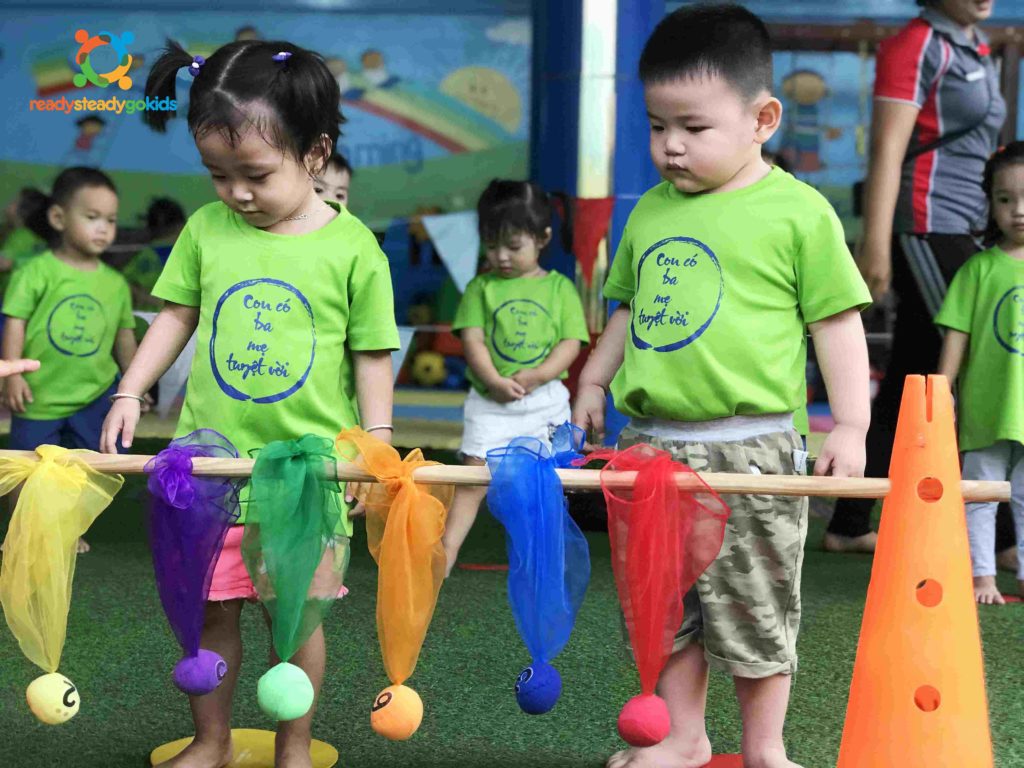 Bên cạnh học thể thao các con còn được trải nghiệm trò chơi vô cùng thú vị của các HLV GoKids 